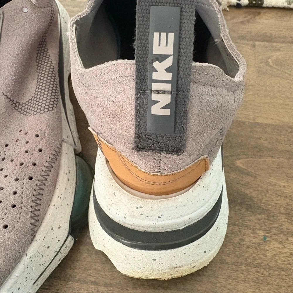 Nike Men's Light Gray Sneakers
